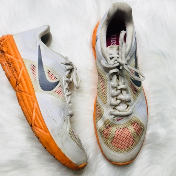 nike shoes with orange bottoms